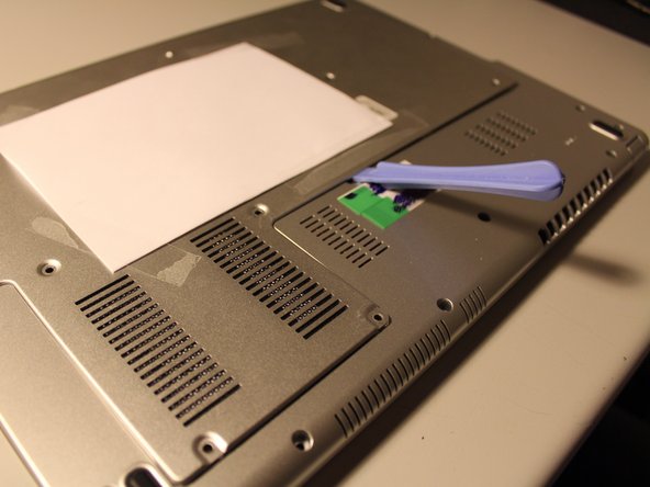 بازکردن درب پشتی لپتاپ2