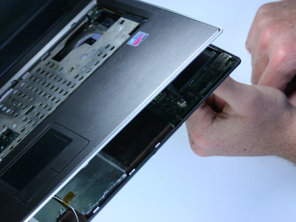 جداسازی برد از کیس لپتاپ 22