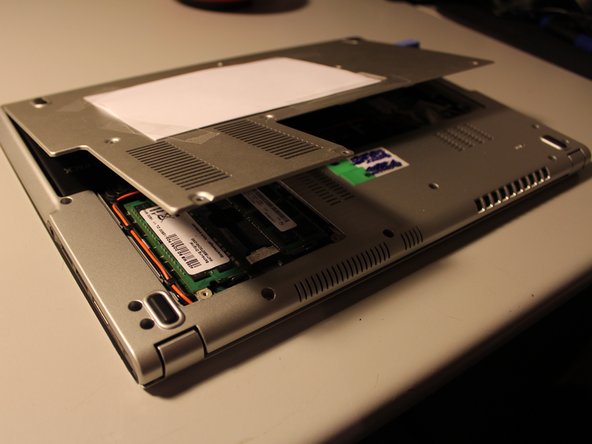 تعویض درب پشتی لپتاپ 3