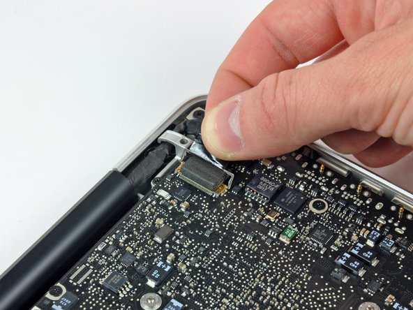 Image 2/3: Pull the display data cable connector straight away from its socket, towards the DC-in side of the computer.