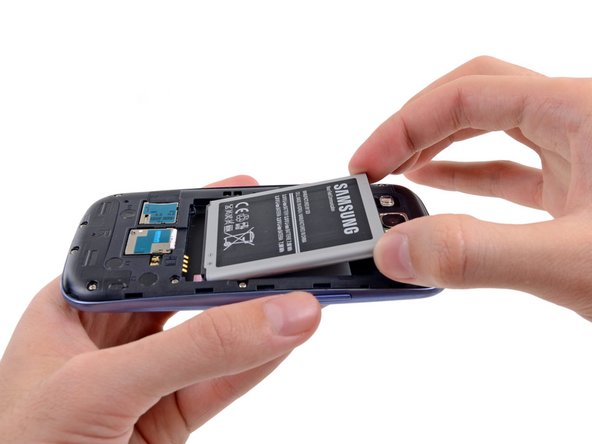 Image 1/2: Remove the battery.