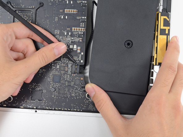 Image 1/3: Pull the connector to the right to remove it from its socket.