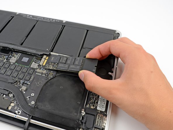 Nháº¹ nhÃ ng nháº¥c pháº§n ngoÃ i cÃ¹ng bÃªn pháº£i cá»§a SSD vÃ  trÆ°á»£t nÃ³ tháº³ng ra khá»i á» cáº¯m cá»§a nÃ³ trÃªn báº£ng logic.