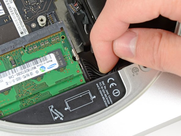 Image 1/1: Use your fingers to disconnect the DC-In cable from the logic board.