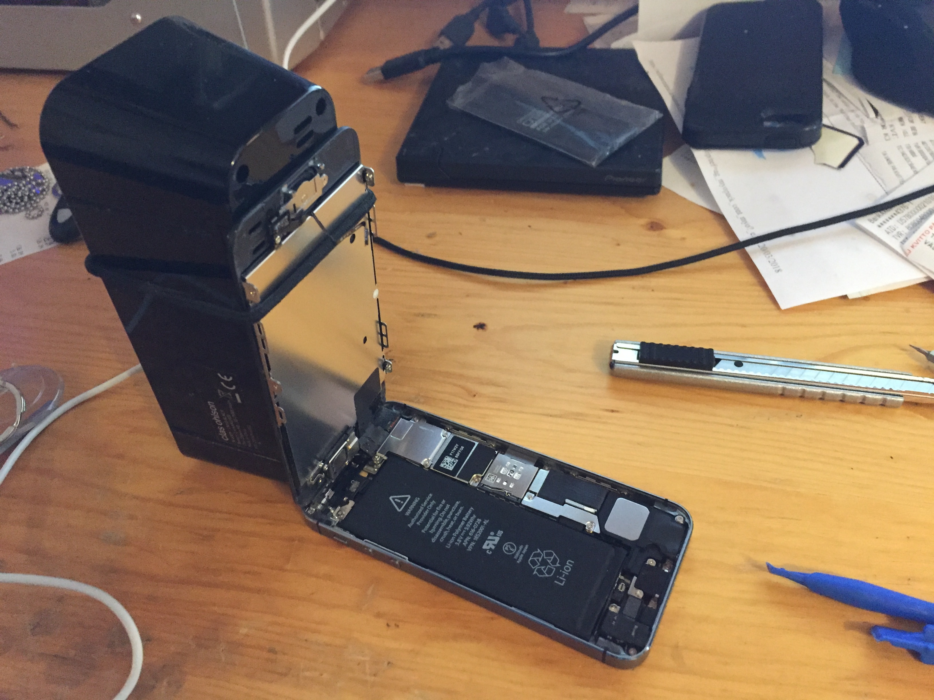 replace iphone battery 1 iPhone   Replacement 5s iFixit Messy Battery