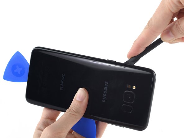 次のサイドに作業を移す前に、開口ピックを両側に差し込んだままにして、接着剤が再装着するのを防ぎます。