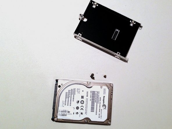 باز کردن پیچ‌ها از هر سمت هارددیسک