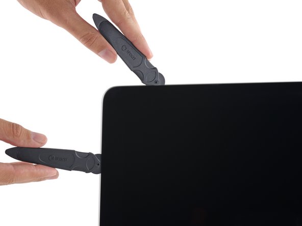 Image 1/3: The display cable is now ''slightly'' wider to support all those extras pixels. 16.4 mm over the 12.4 mm of the non-Retina 21.5".