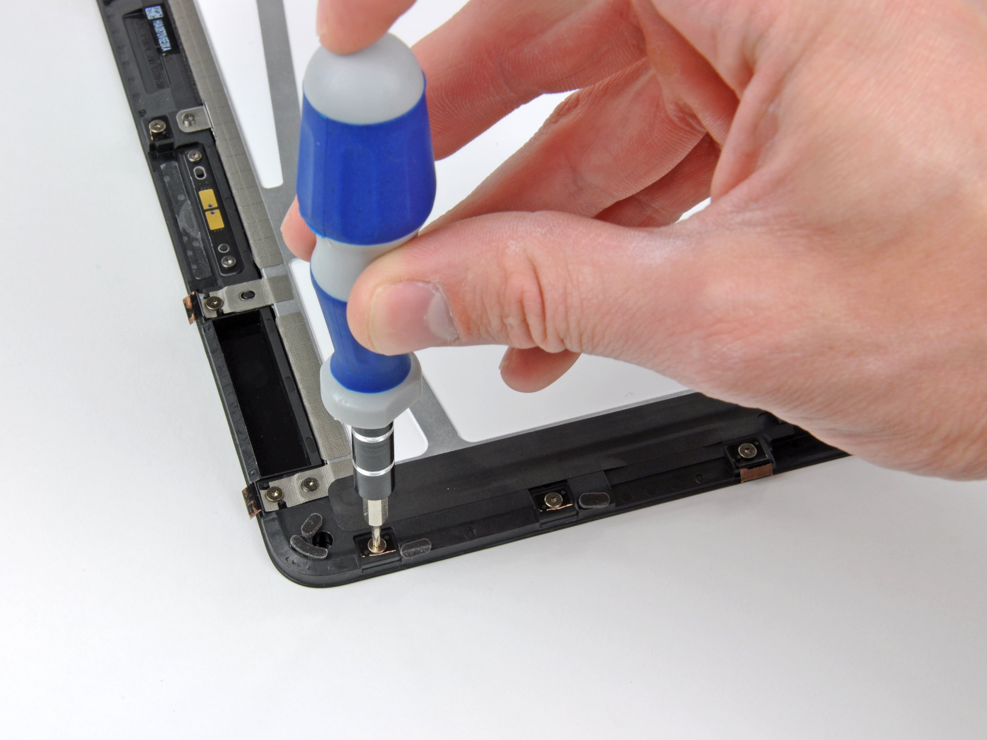 iPad 3G Metal Display Clips Replacement iFixit Repair Guide