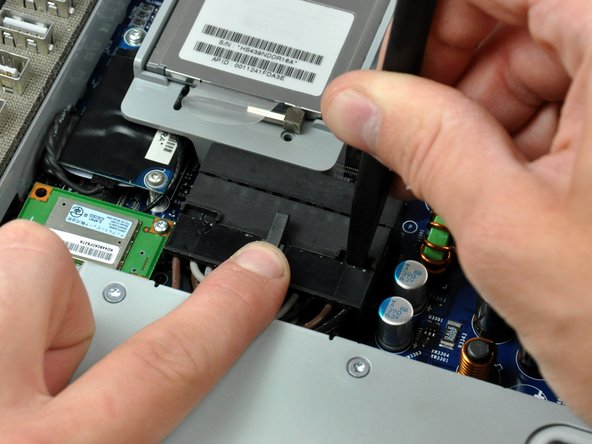 Image 1/3: Twist the heavy duty spudger to slightly separate the connector from its socket.