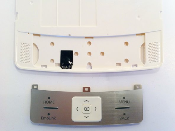 در قسمت 3 قلاب کوچک فلزی از پشت صفحه کلید فشار دهید تا کلیدهای آلومینیومی قلم مو آزاد شود