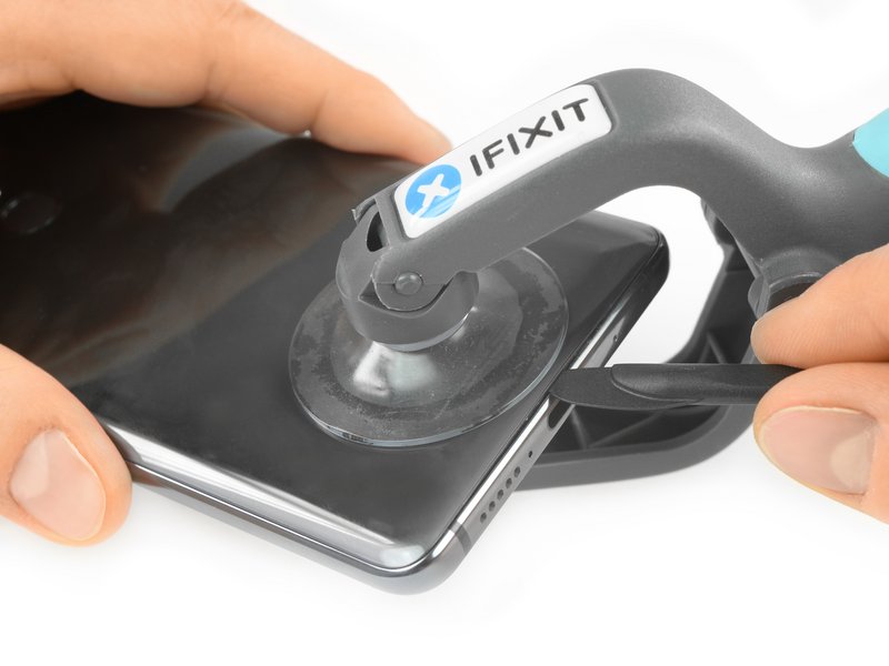In the absence of any twistable fasteners, we drop an iOpener and start heating the back of the phablet. Given that IP67 rating, perhaps we should have expected a bit of trouble.