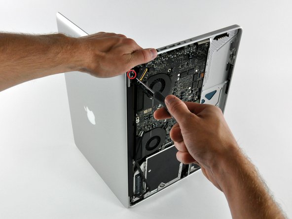Image 1/1: Remove the last remaining 6 mm Torx screw securing the display to the upper case.
