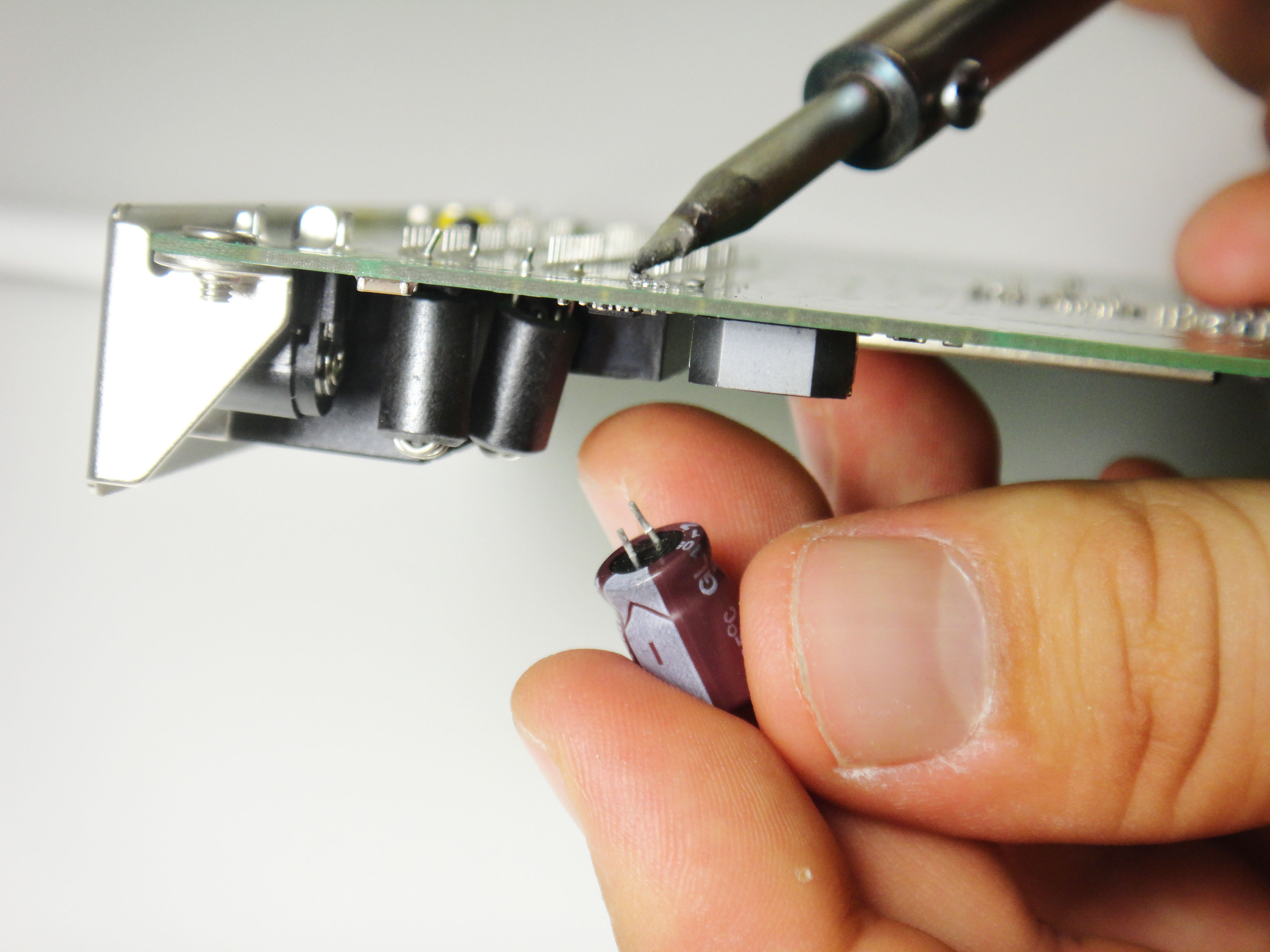 Netgear WGR614v9 Capacitor Replacement iFixit Repair Guide