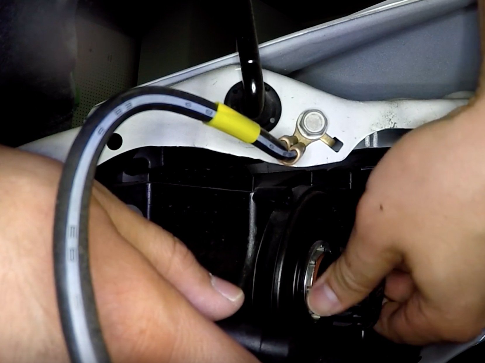 20092014 Honda Insight Headlight Bulb Replacement (2009