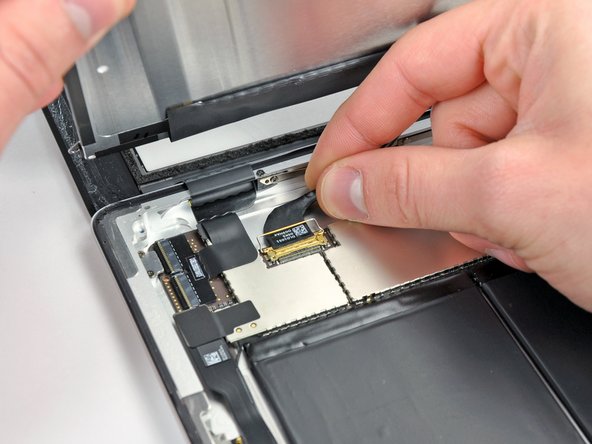 Image 2/2: After disconnecting its cable, the display can be removed from the iPad 2.