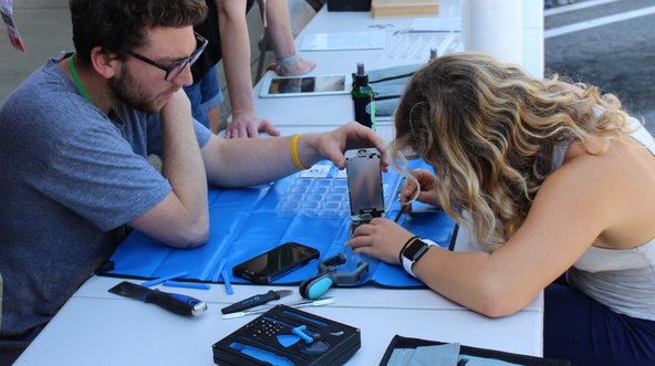 Right to repair demonstrated at repair cafe