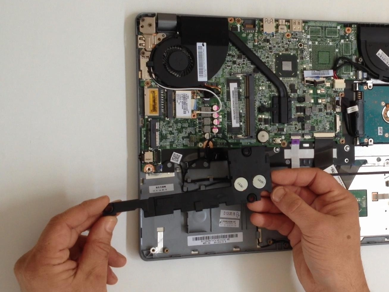 Acer Aspire V5572, V5572G Loudspeakers and Microphone Replacement