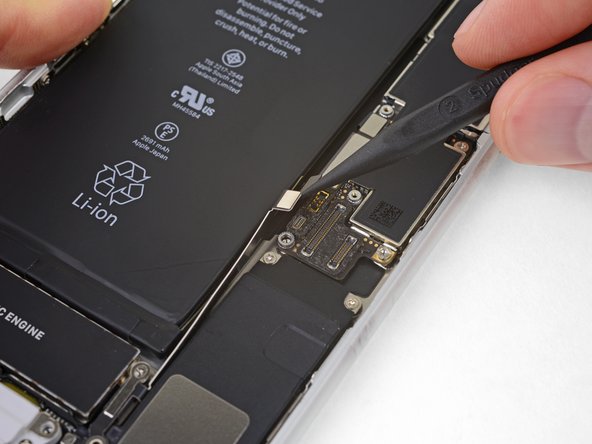 مرحله 24: قطع کردن کابل فلوی آنتن