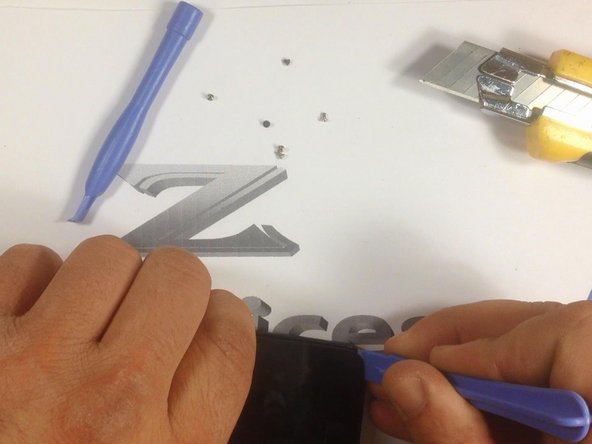 Be careful with the menu buttons flex cable in the bottom side of the touchscreen. You must release it before separating the digitizer from the frame.