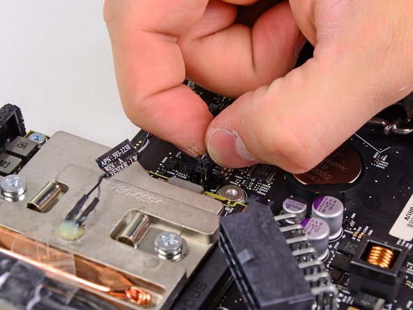 Image 2/2: Do not pull the connector out by its cables.