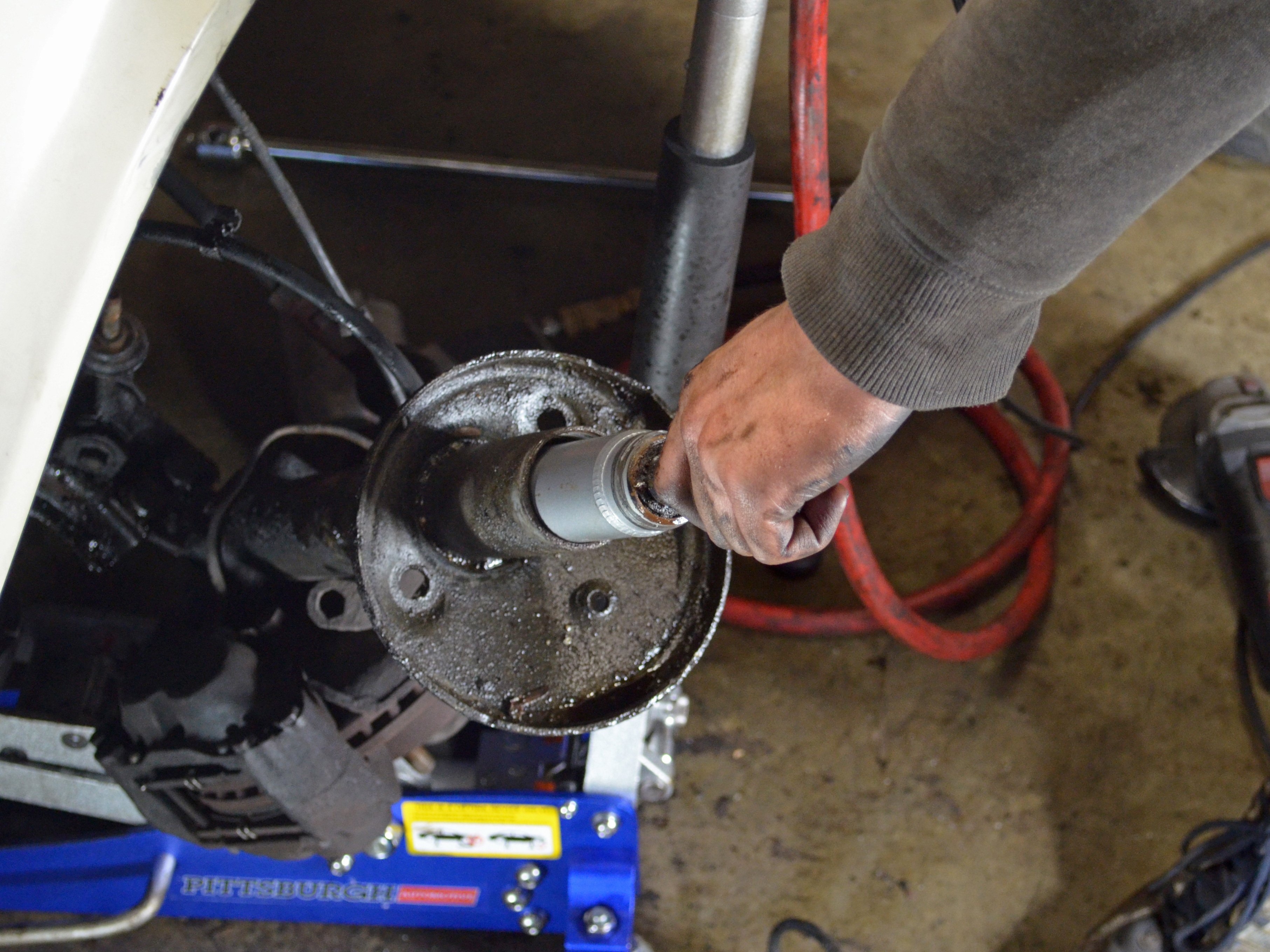 19861993 Volvo 240 Front Struts Replacement (1986, 1987, 1988, 1989