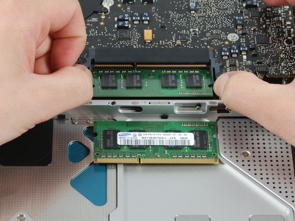Image 1/1: 2GB (two 1GB SO-DIMMs) of 1066MHz DDR3 SDRAM are included. Apple will upgrade the RAM to 4GB for an extra $150.