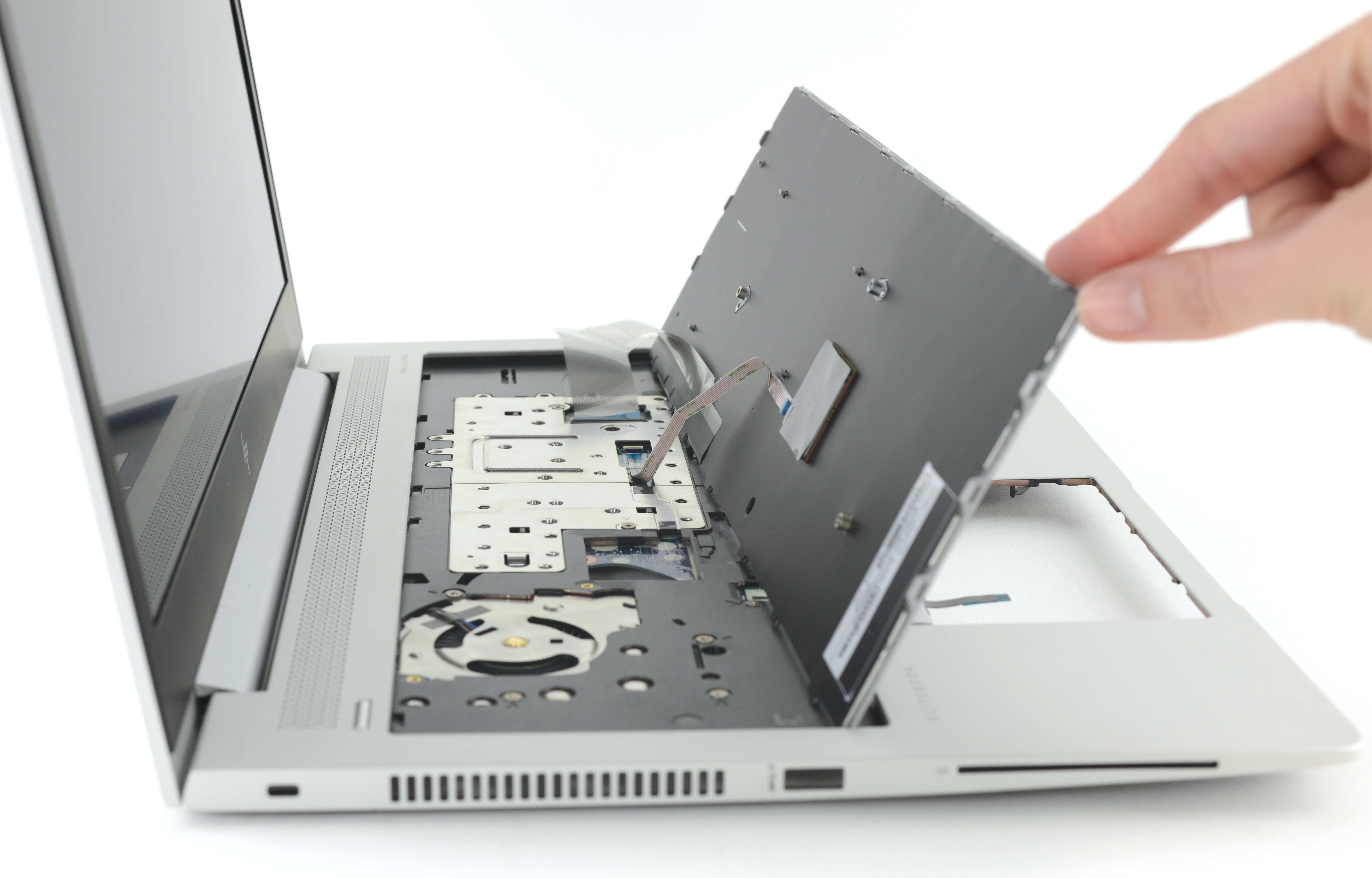Lifting the keyboard on the EliteBook 800 G5.