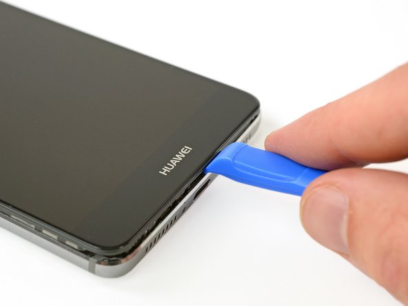 With the screws off, we take the biggest knife we can find an Opening Tool to pry open this phablet.