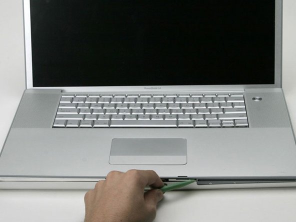 Image 1/1: Once the casing is entirely free, lift it off of the computer.