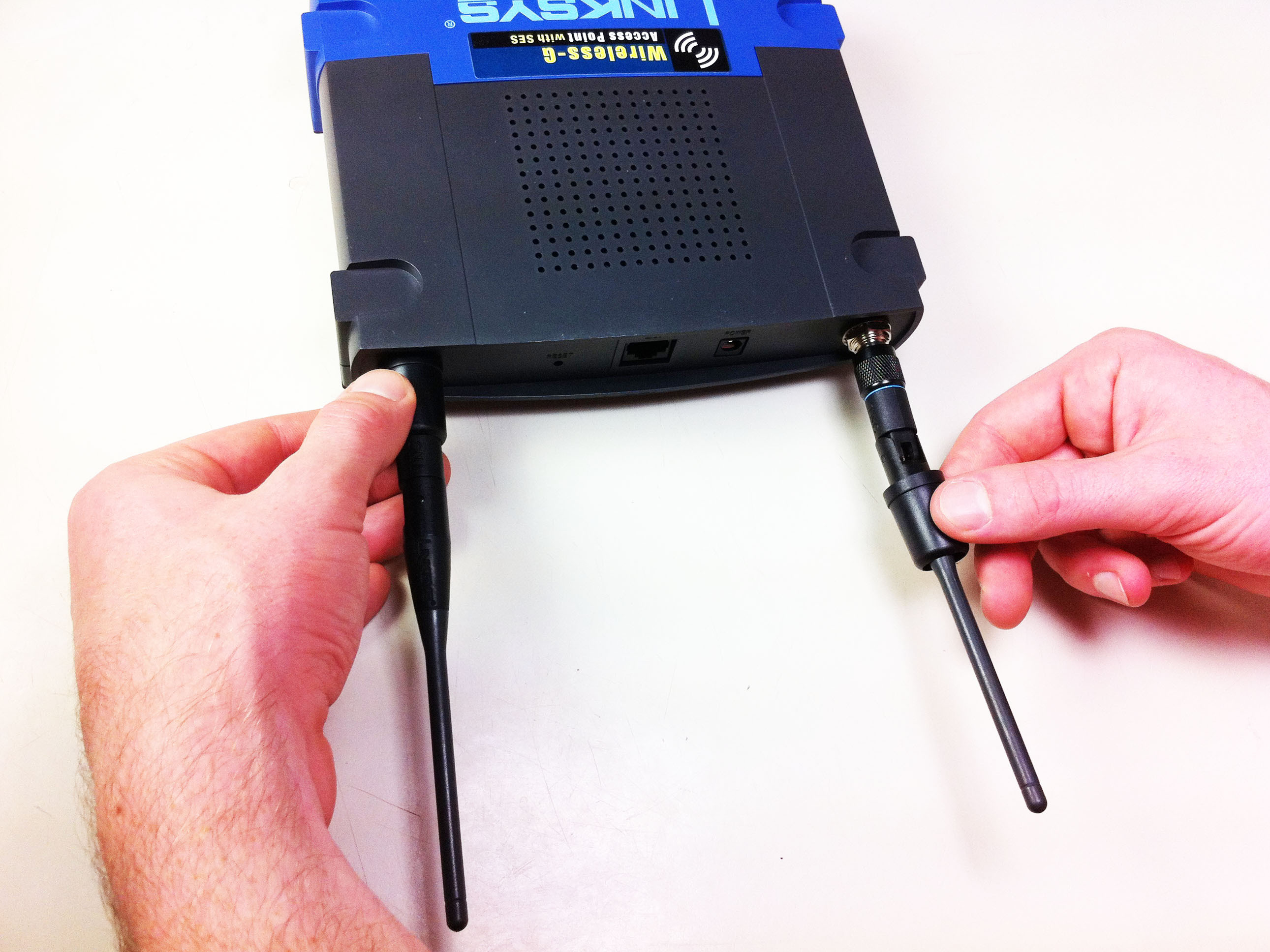 Linksys WAP54g Antennas Replacement - iFixit Repair Guide