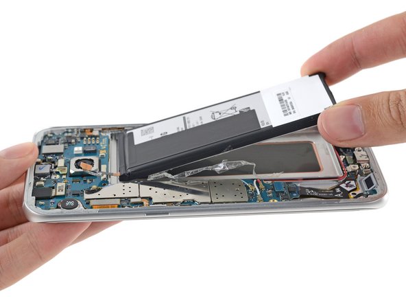 Image 2/3: We extract the whopping 3,600 mAh burner of a battery.