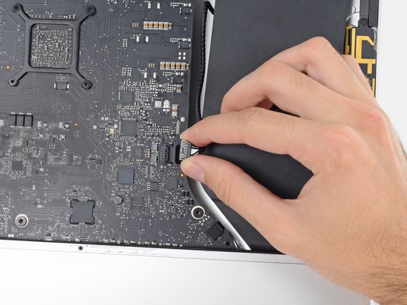 Image 3/3: Pull the connector to the right to remove it from its socket.