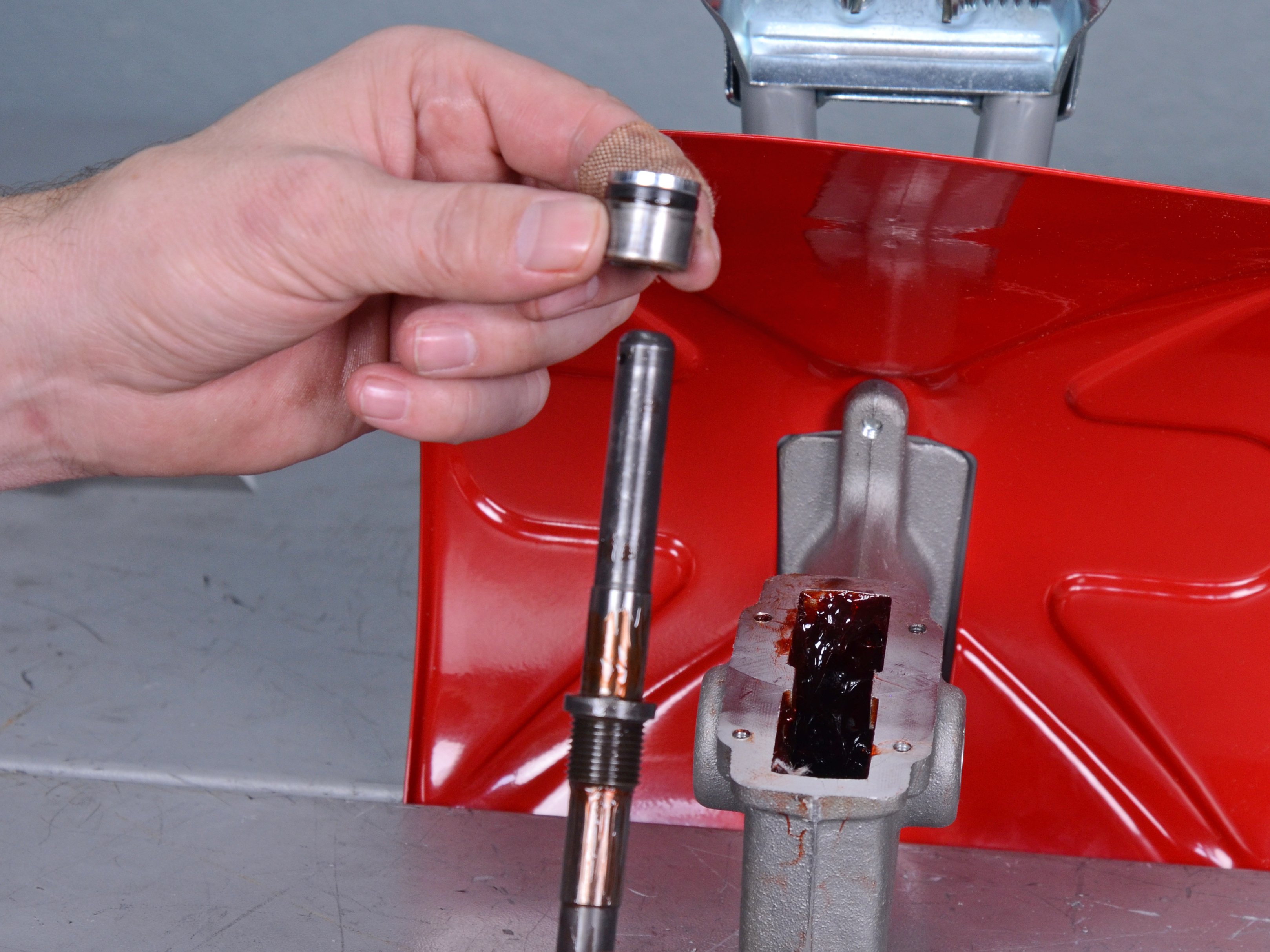 Mantis Tiller 7940 (2017) Tine Shaft Roller Bearings Replacement iFixit Repair Guide