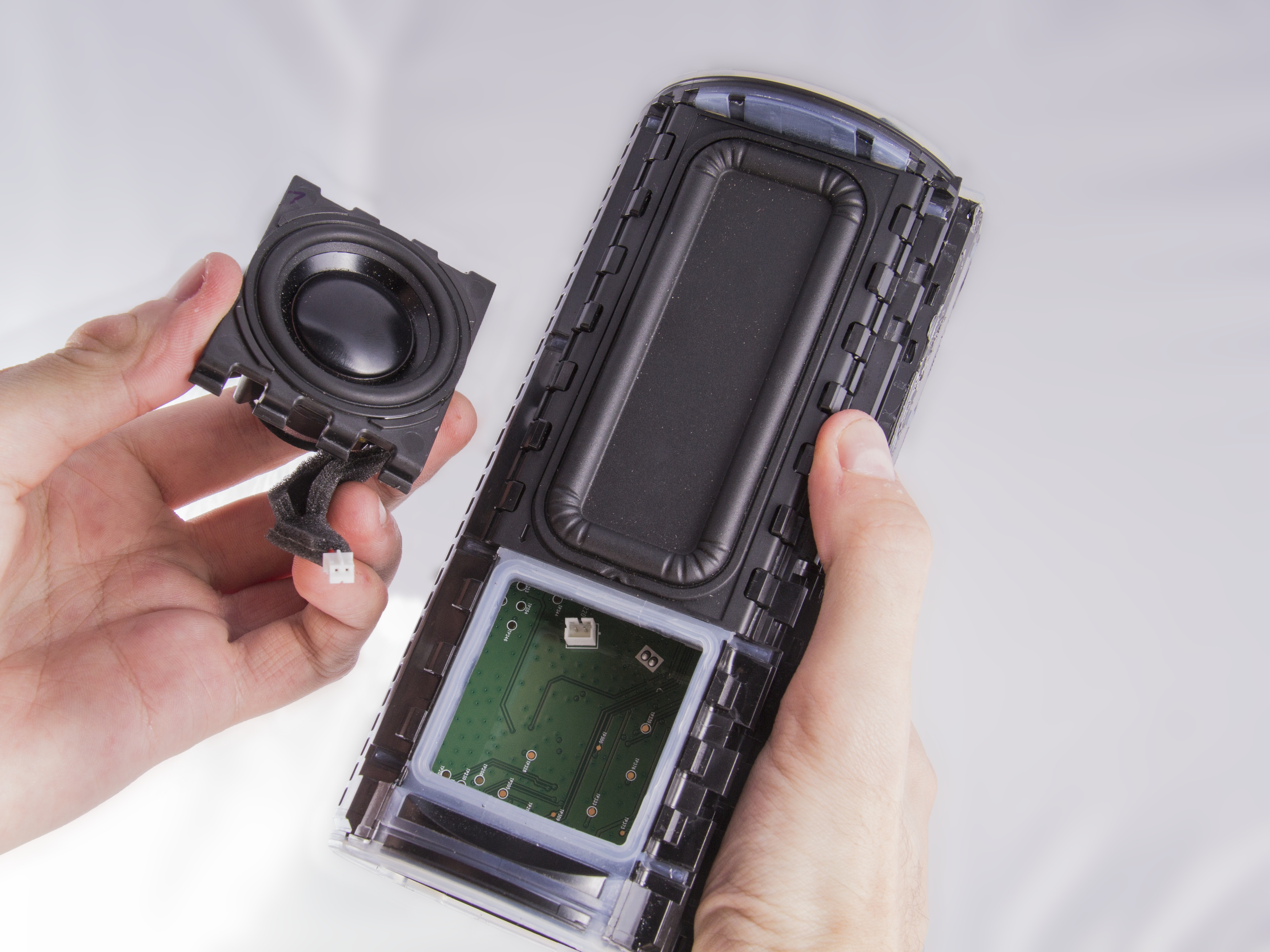 ue megaboom crackling