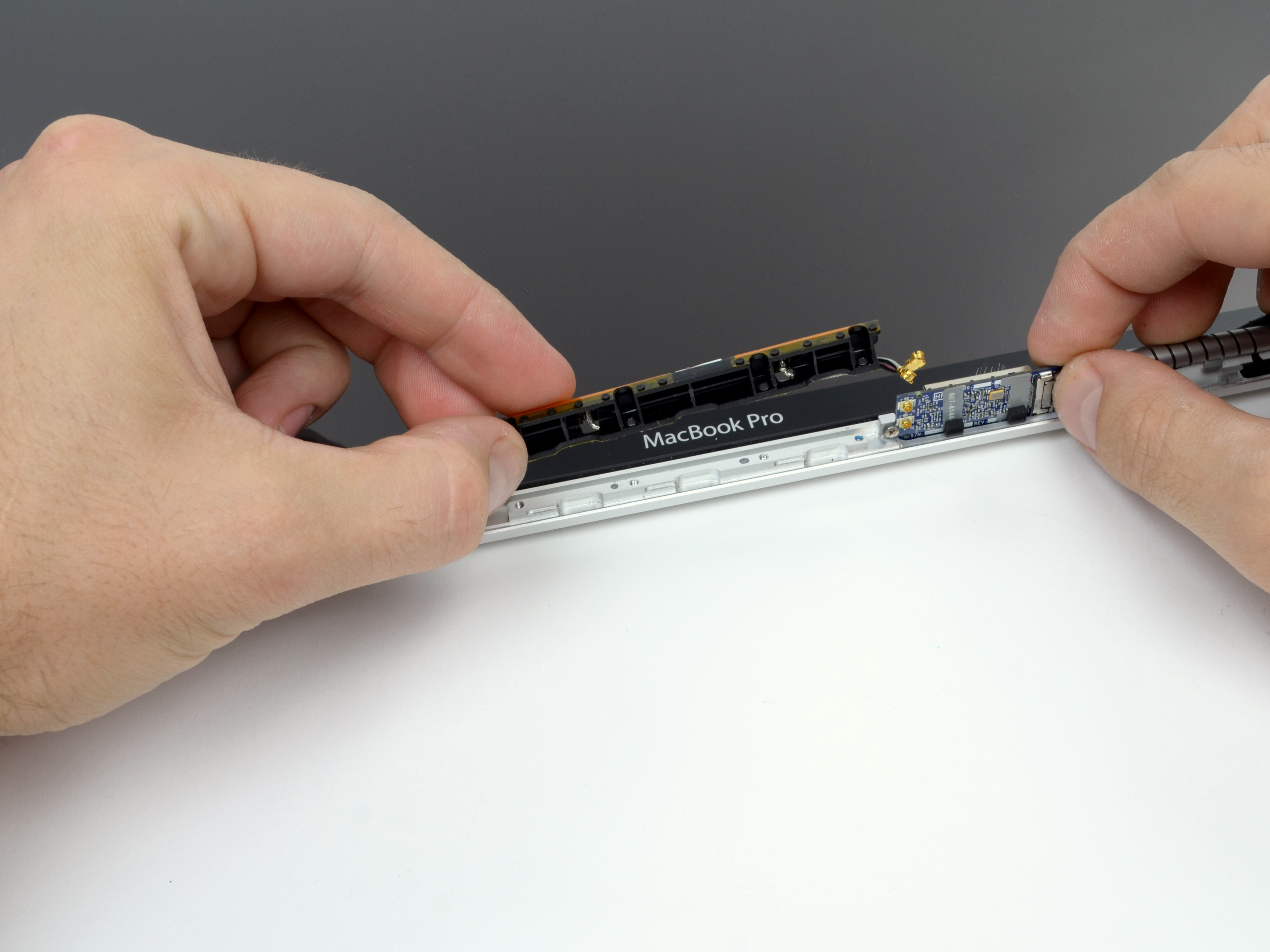 MacBook Pro 17" Unibody AirPort Antenna Replacement iFixit