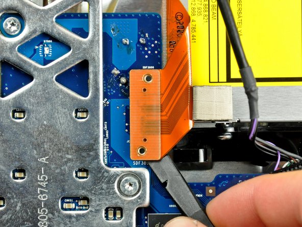 Image 1/1: The connector is most easily removed when prying from the top or bottom of the connector.