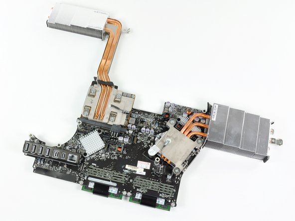 Image 1/2: In usual Apple fashion, one heat sink is reserved for the CPU, while the other oversees the GPU.