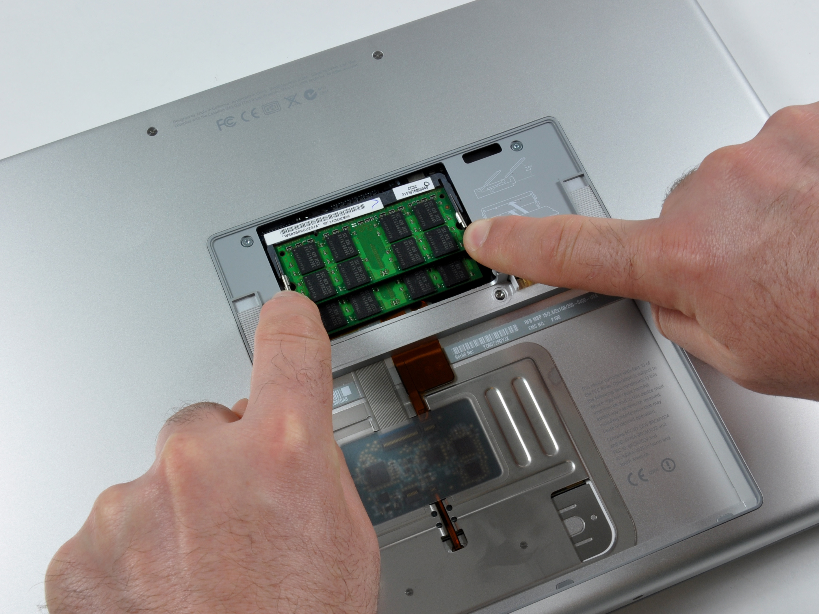 MacBook Pro 15" Core 2 Duo Models A1226 and A1260 RAM Replacement ...