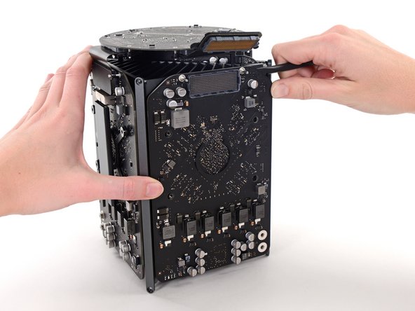 Image 2/3: Remove the graphics card from the heat sink.