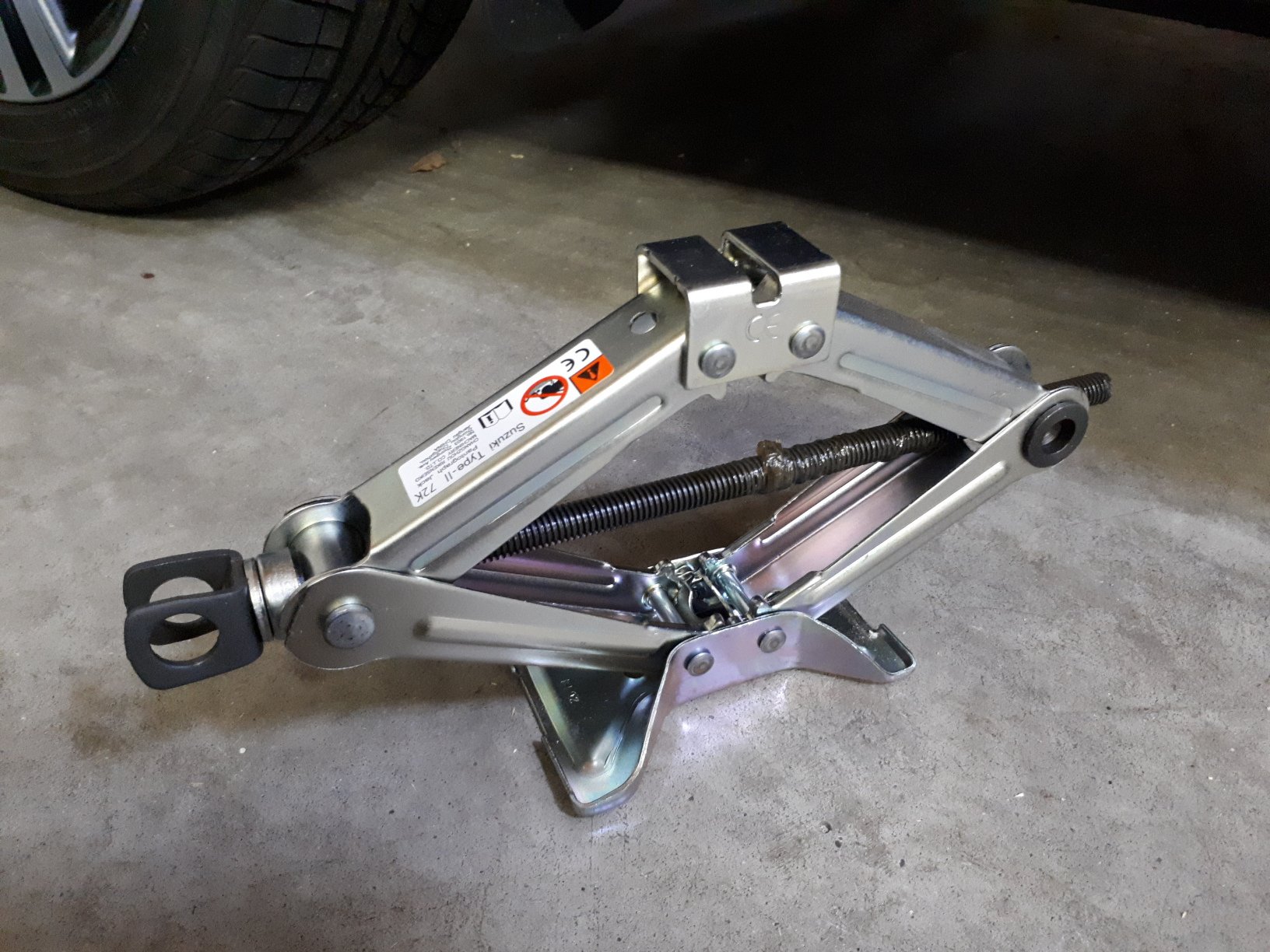 How to use the 20102017 Suzuki Swift emergency jack (2010, 2011, 2012