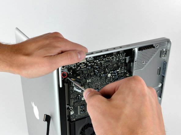 Image 1/1: Remove the last remaining 6 mm Torx screw securing the display to the upper case.