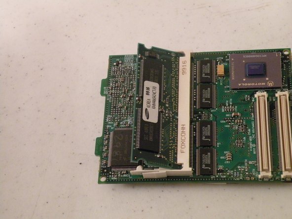 Image 2/3: This is most likely a 32MB Stick, because the iMac shipped standard with only 32MB of RAM.