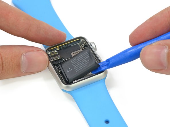 Removing the battery from the Apple Watch during the Teardown