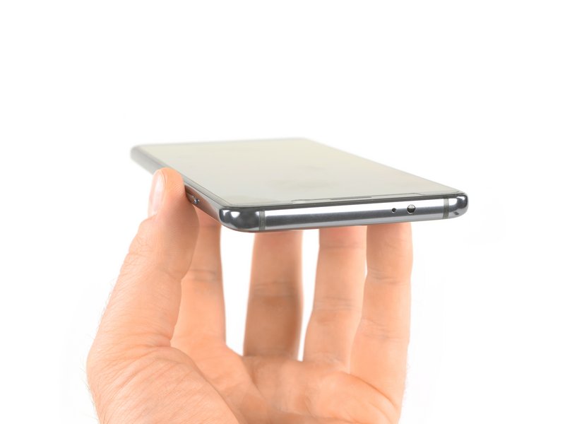 We still remember the opening of the Mate 9 and reach for our screwdriver, only to have a shocking realization—there's nothing here to unscrew!