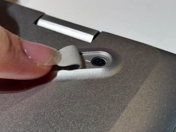 بیرون آوردن پیچ های زیر پایه لاستیکی