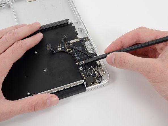 Image 2/3: Connect the long-sleeved cable to the center socket.