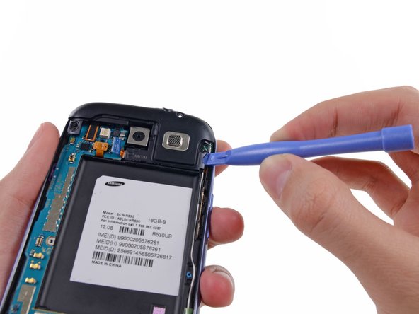 Image 2/2: Gently pry the headphone jack/speaker assembly up from the front assembly.