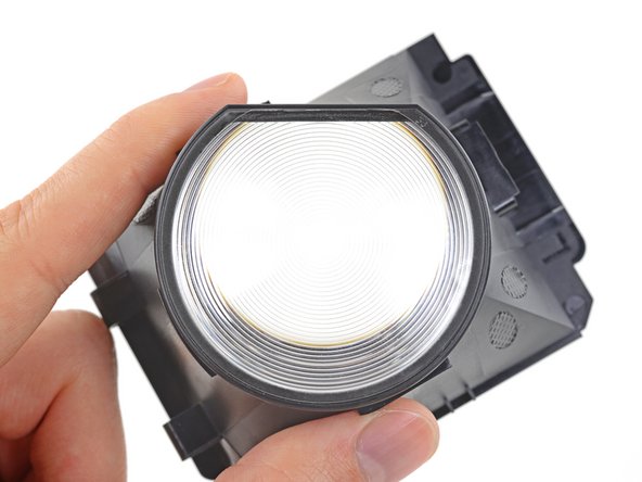 Image 1/3: We note a set of concentric rings in each lens—the [https://www.ifixit.com/Teardown/Oculus+Rift+CV1+Teardown/60612#s126752|familiar|new_window=true] indicator of Fresnel lenses.