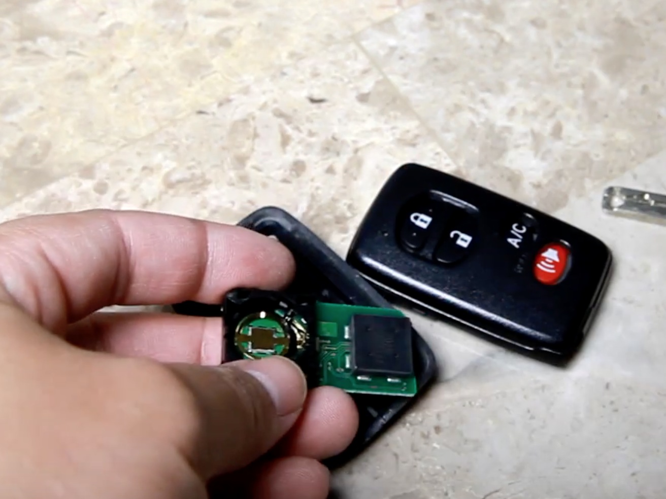 20092015 Toyota Prius Key Fob Battery Replacement (2009